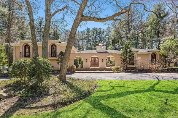 4 Versailles CT, Brookville, NY 11545