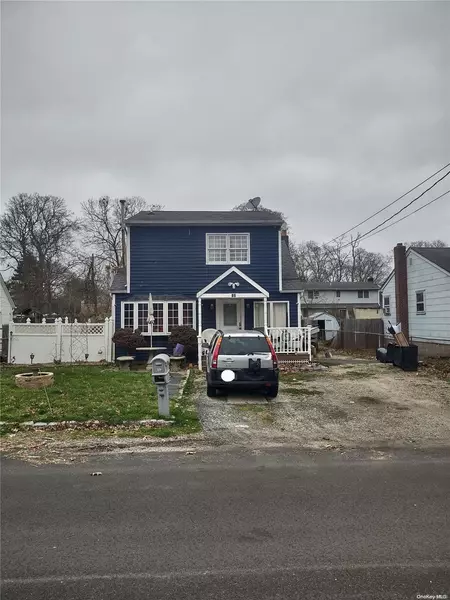 89 Argyle DR, Shirley, NY 11967