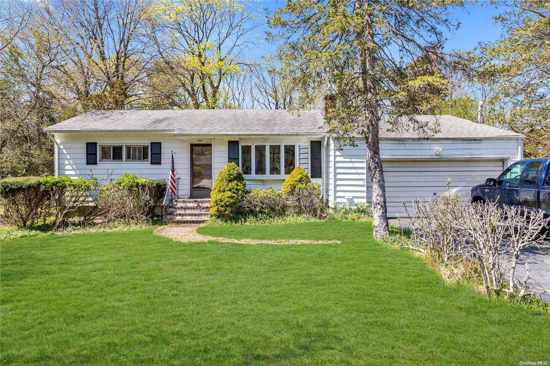 8 Sheffield LN, Northport, NY 11768