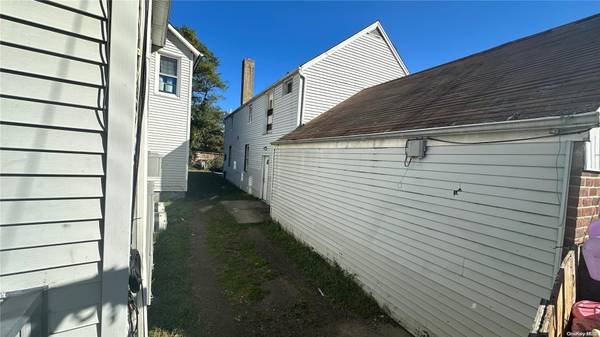 Amityville, NY 11701,33 Sterling PL