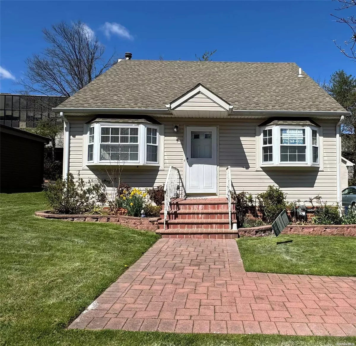 Great Neck, NY 11020,7 Cherry Brook