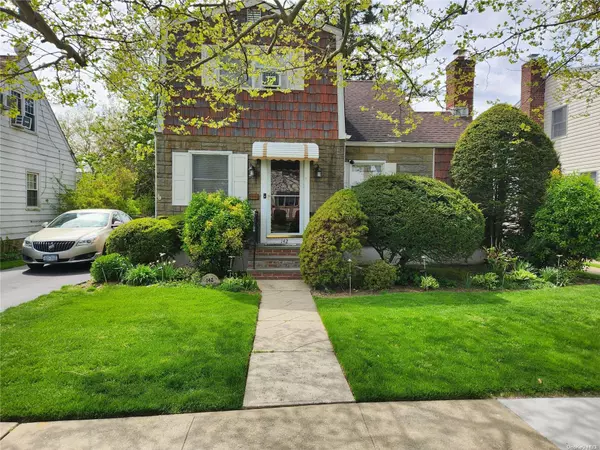 142 Collins AVE, Williston Park, NY 11596