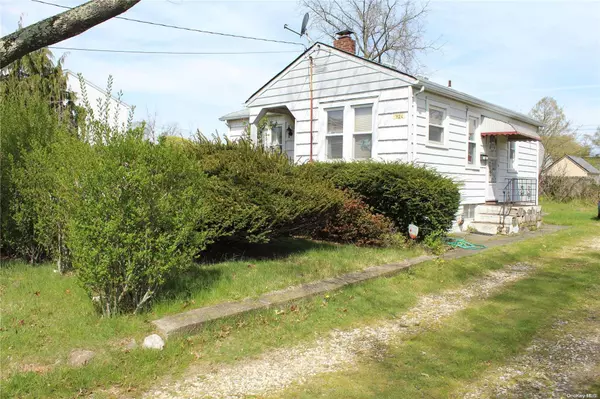 824 7th ST, West Babylon, NY 11704