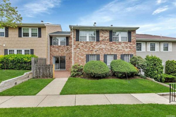 110 Woodlake DR #110, Woodbury, NY 11797