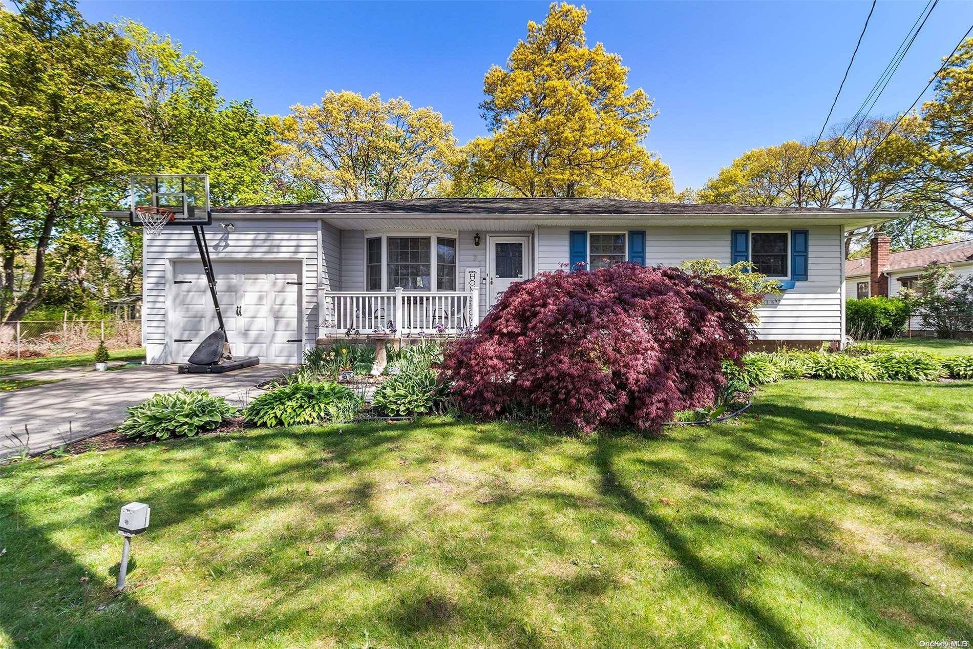 71 Cedar Oaks AVE, Farmingville, NY 11738
