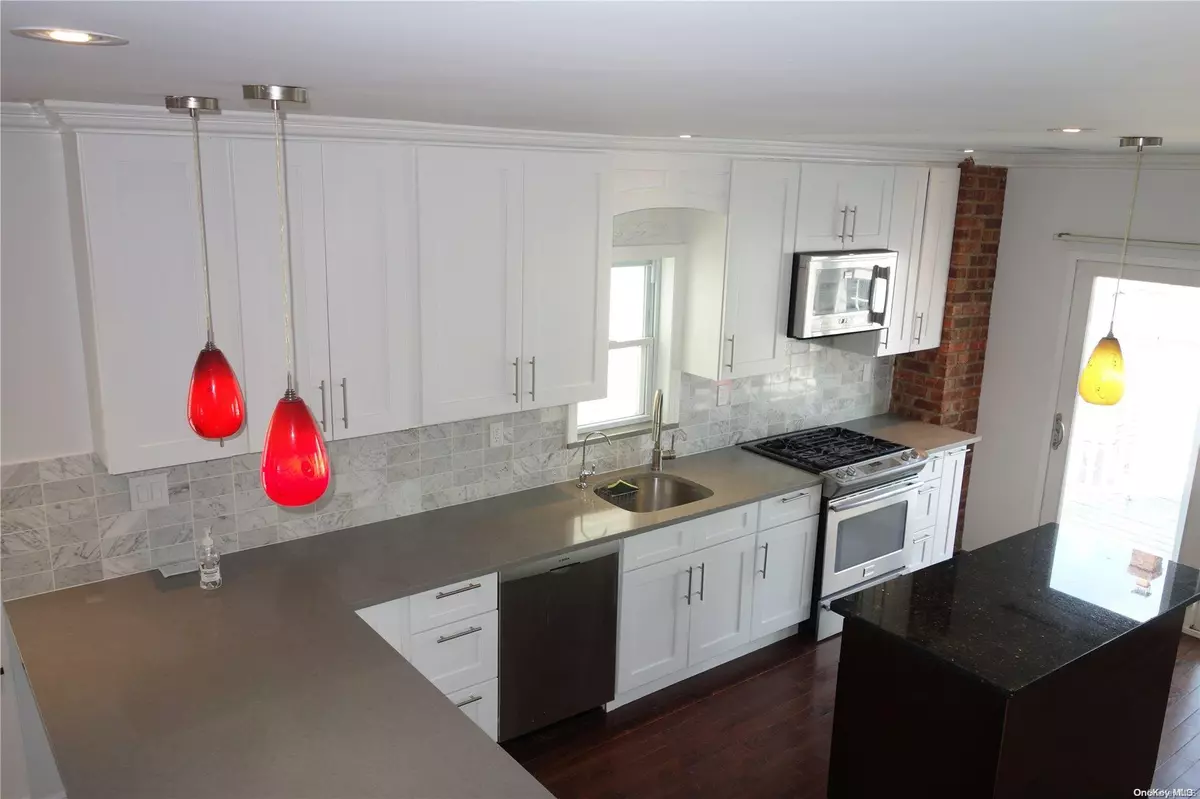 Middle Village, NY 11379,77-43 66th RD