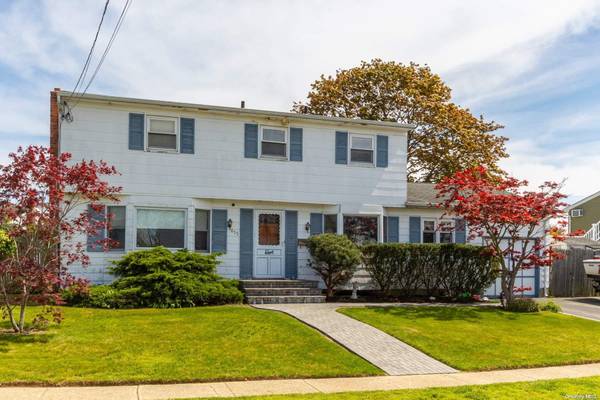 655 Everdell AVE, West Islip, NY 11795