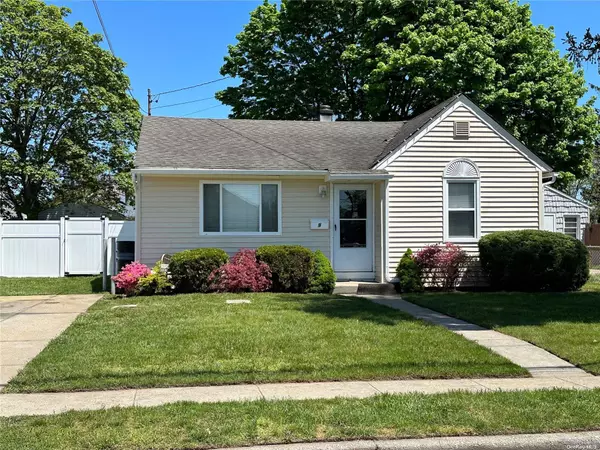 9 Washington DR, Lindenhurst, NY 11757