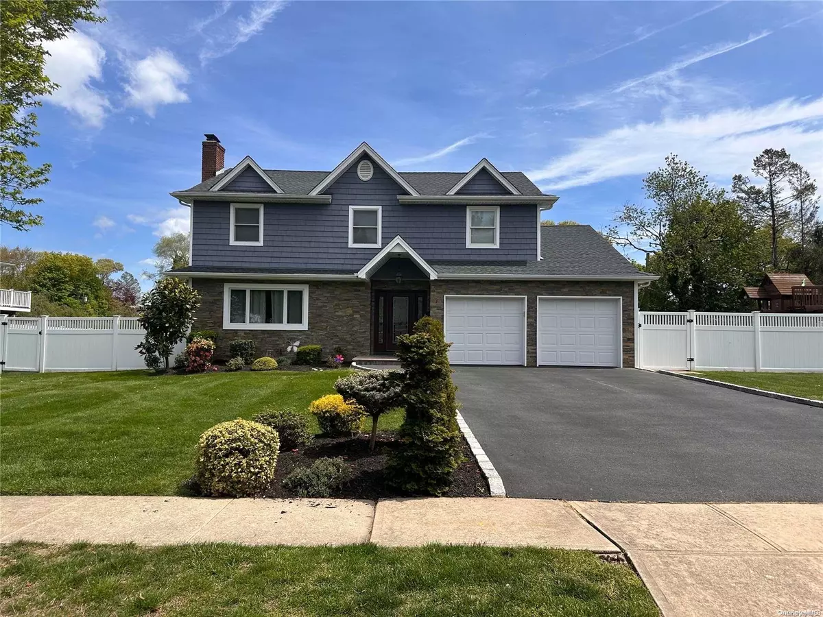 Commack, NY 11725,3 Shaker Ridge LN