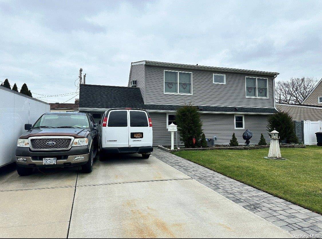 30 Twin LN, Wantagh, NY 11793