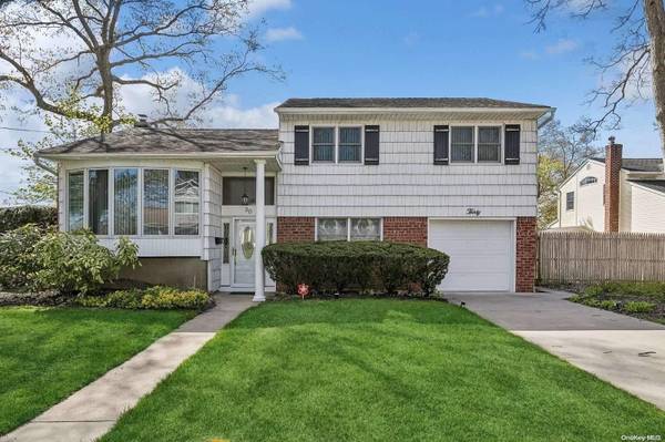 Plainview, NY 11803,30 Oakwood LN