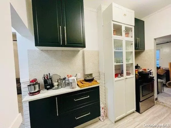 Middle Village, NY 11379,68-68 76th ST