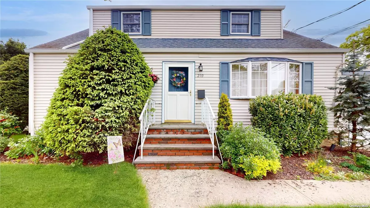 Massapequa Park, NY 11762,210 Lilac PL