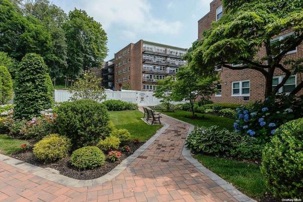 34 Pearsall AVE #1D, Glen Cove, NY 11542