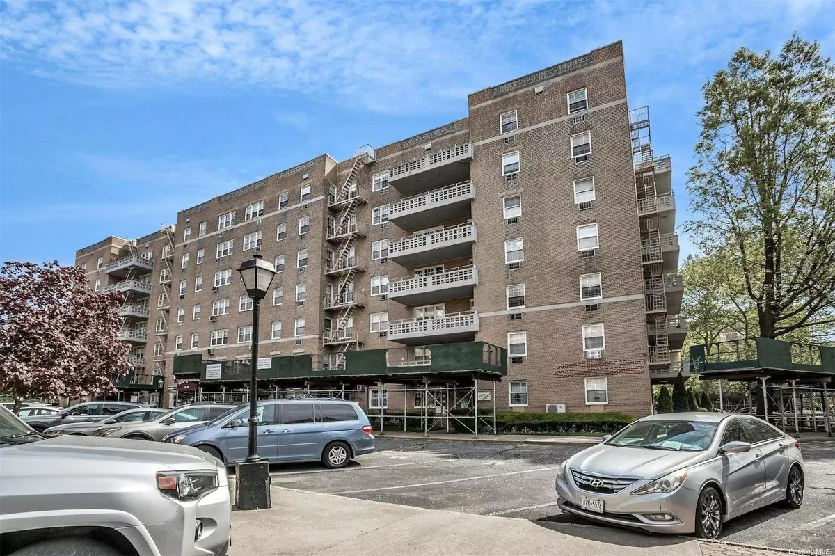 Howard Beach, NY 11414,84-39 153rd AVE #6F