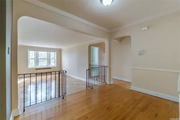 84-49 168th St #4D,  Jamaica Hills,  NY 11432