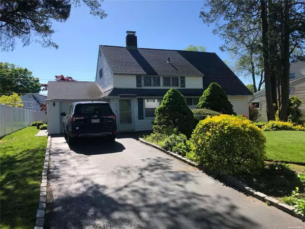 39 Forest LN, Westbury, NY 11590