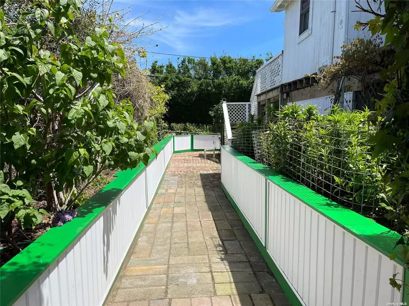 4 Surfview WALK, Seaview, NY 11770