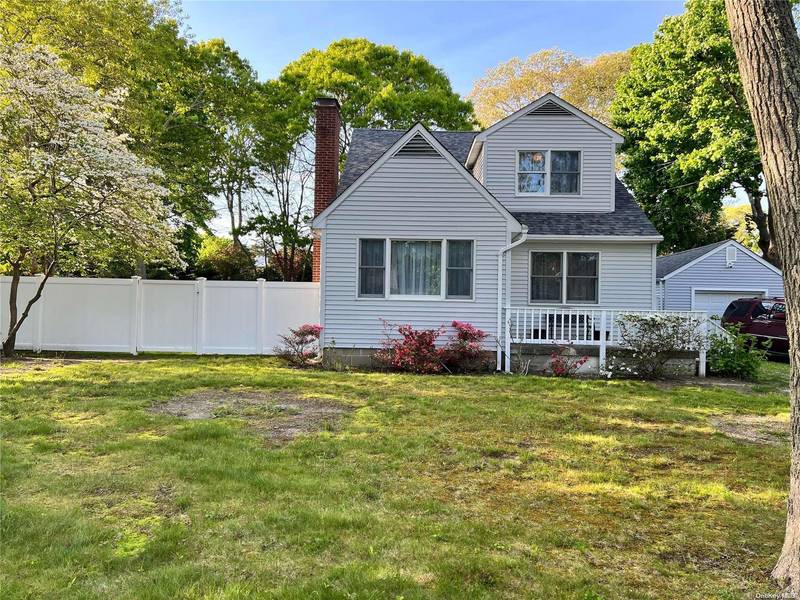 5 Lynncliff RD, Hampton Bays, NY 11946