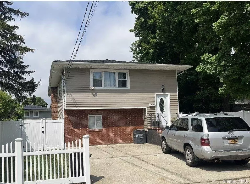 Westbury, NY 11590,263 Siegel ST