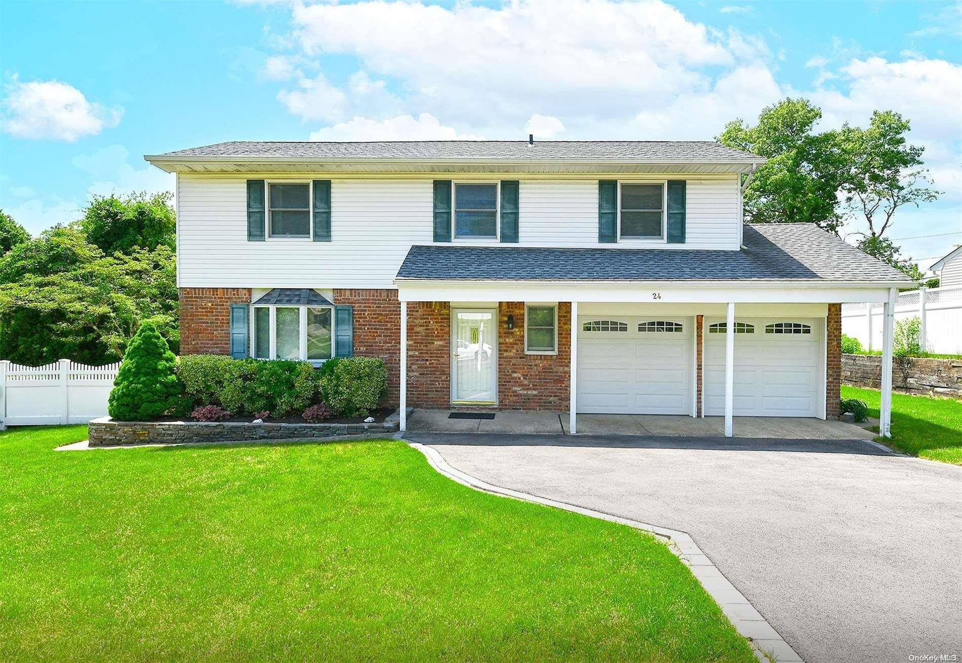 24 Glacier DR, Smithtown, NY 11787