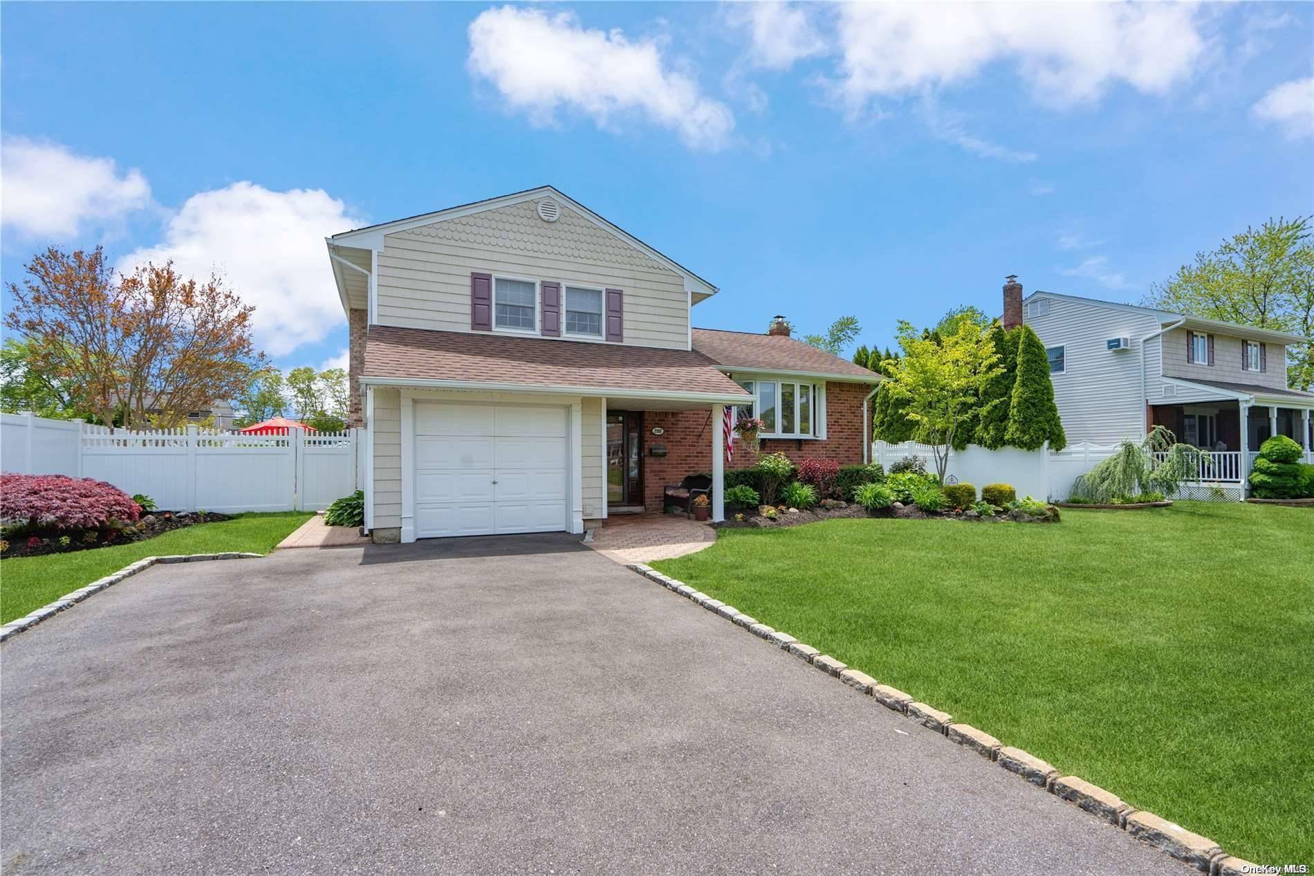 208 Marilynn ST, East Islip, NY 11730