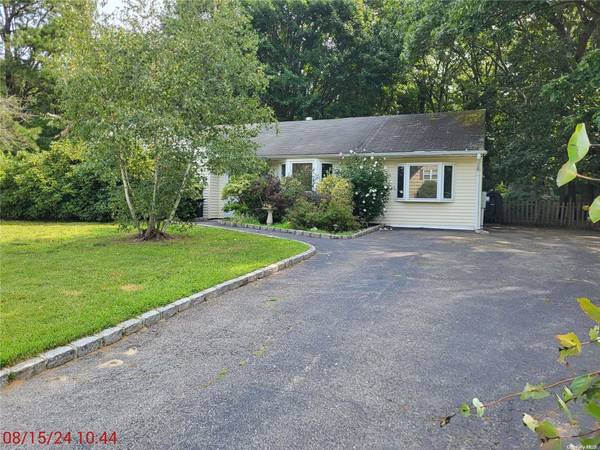 33 Felway DR, Coram, NY 11727