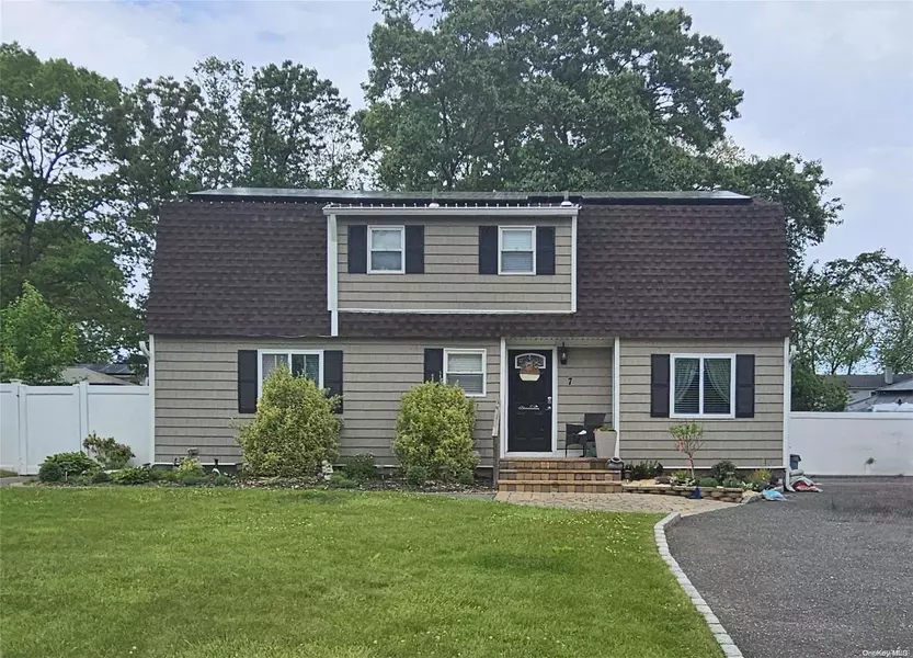 7 Albright RD, Coram, NY 11727