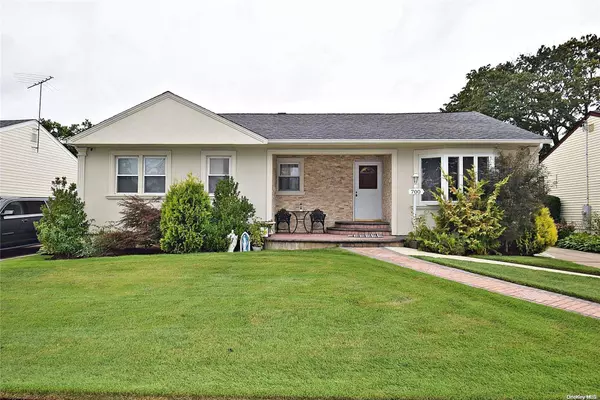 700 Dickens AVE, Franklin Square, NY 11010