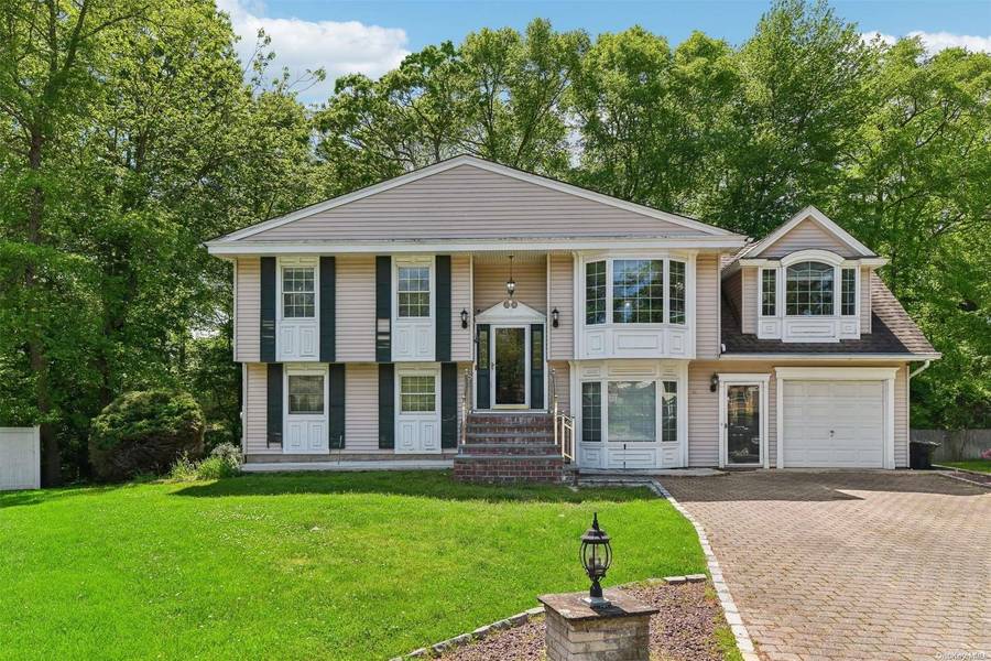 4 Ponds Edge CT, Huntington Station, NY 11746