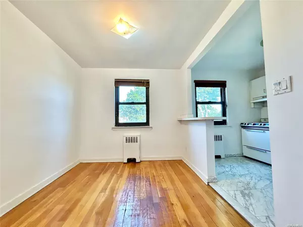 Great Neck, NY 11021,44 Terrace Circ #2D