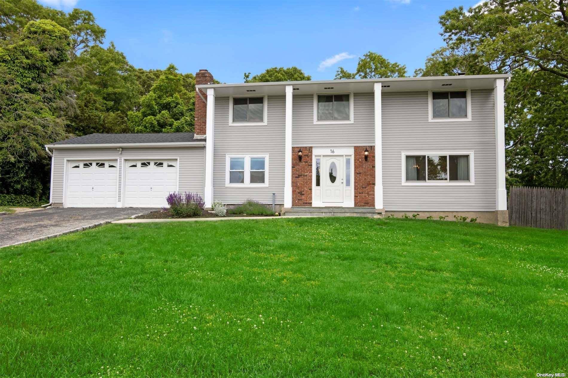 16 Wedge LN, Selden, NY 11784