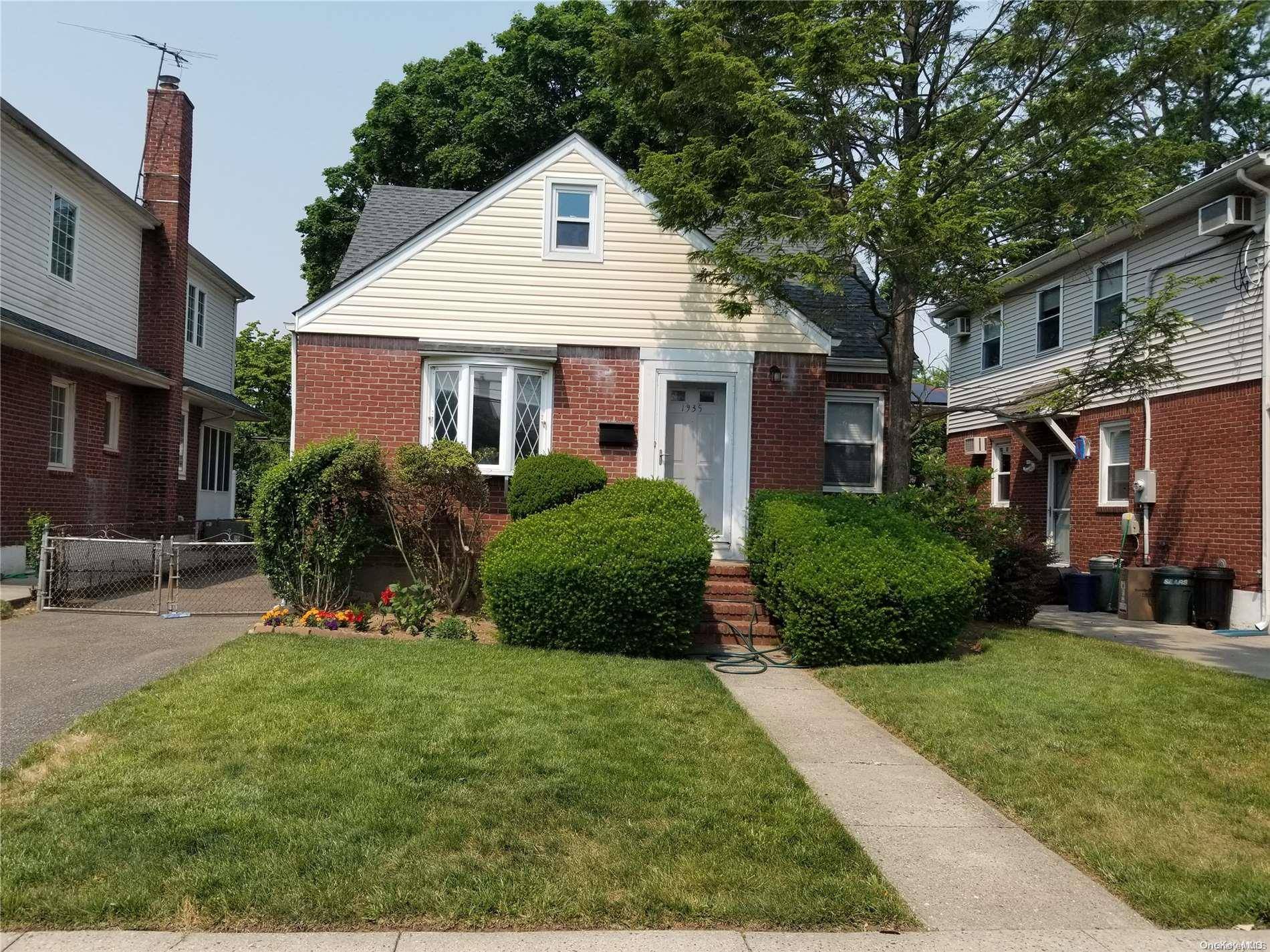 1935 Stewart AVE, New Hyde Park, NY 11040