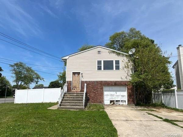 300 48th ST, Lindenhurst, NY 11757