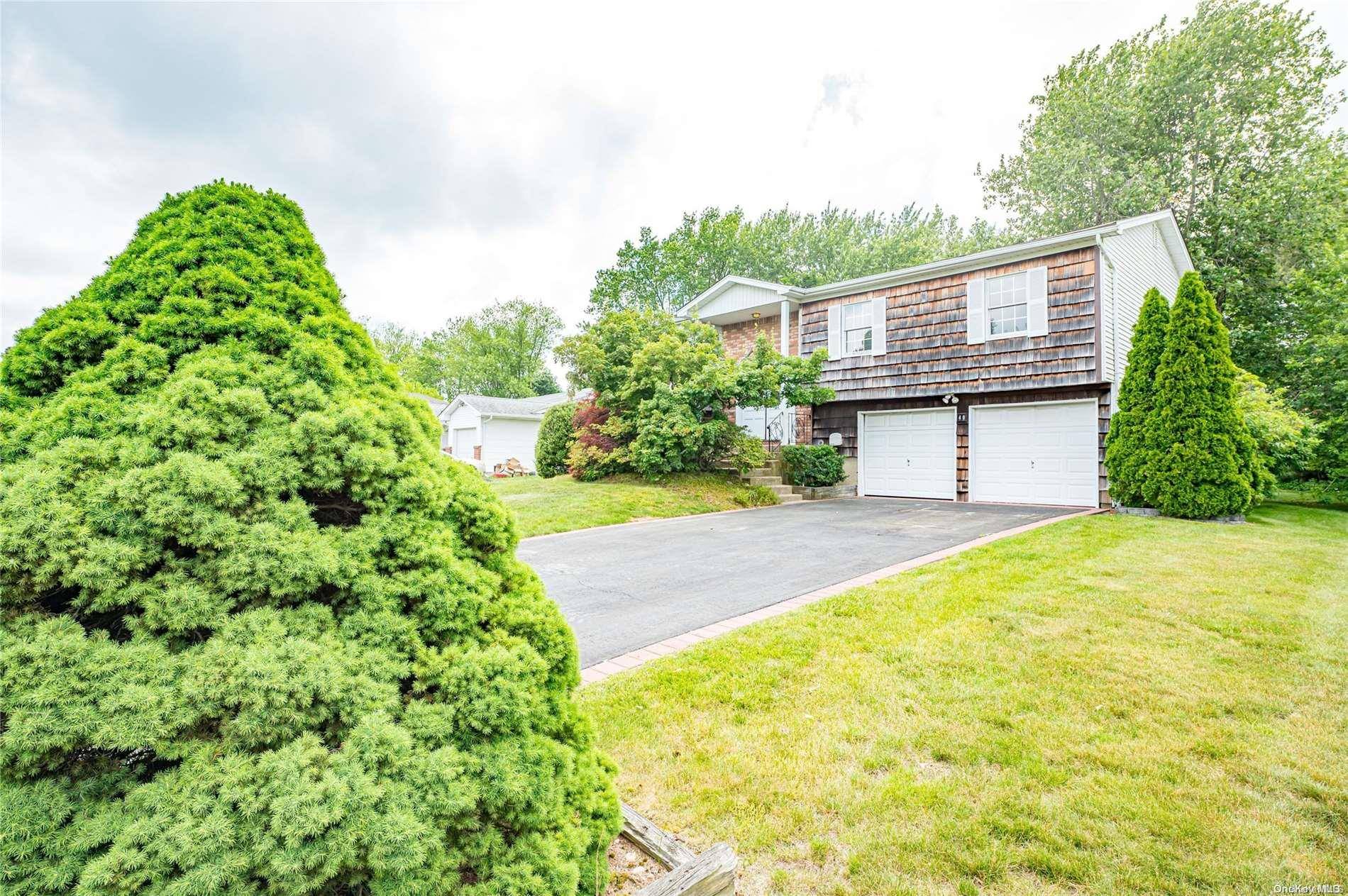 48 Carnegie DR, Smithtown, NY 11787