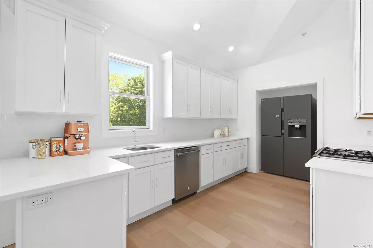 Westhampton, NY 11977,21 Montauk Hwy #11 #11