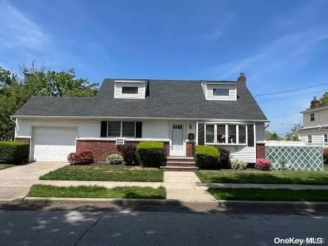 1418 Jefferson ST, Floral Park, NY 11001