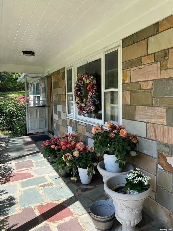 36 Emerson RD, Brookville, NY 11545