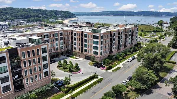 100 Garvies Point RD #1215,  Glen Cove,  NY 11542