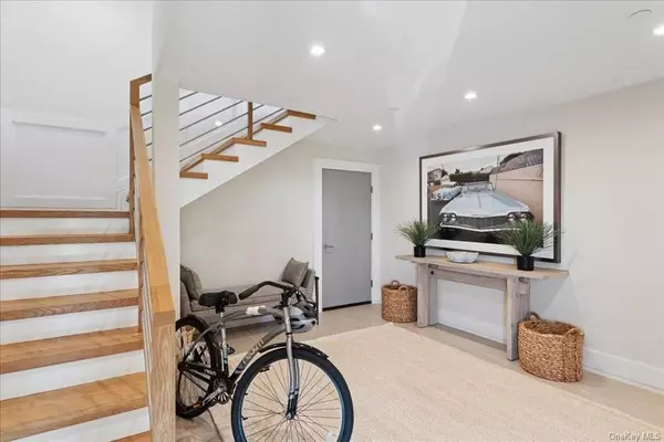 Westhampton Beach, NY 11978,451 Dune RD