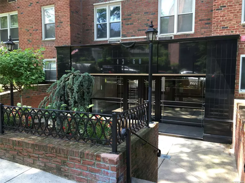 43-60 Douglaston Pkwy #421, Douglaston, NY 11363
