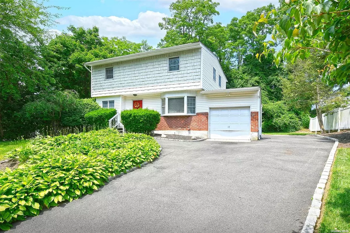 Smithtown, NY 11787,15 Oakside RD