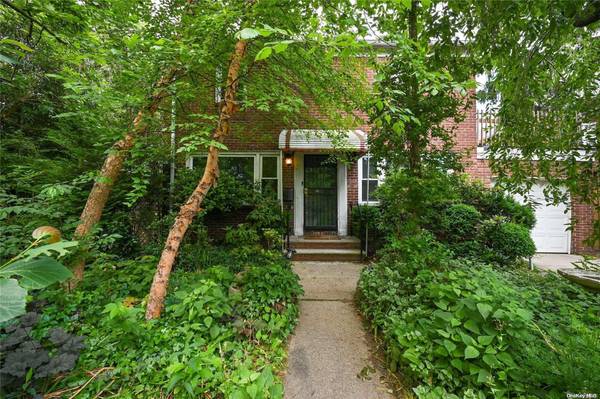 84-32 150 ST, Briarwood, NY 11435