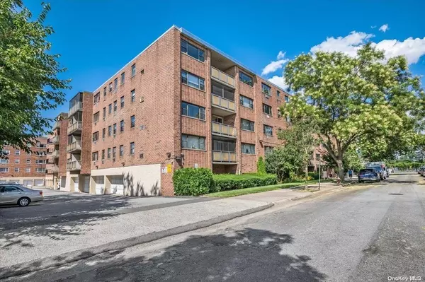 100 Clinton AVE #3Y, Mineola, NY 11501