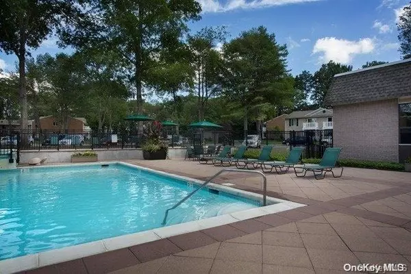 Coram, NY 11727,45 Country Club DR #09B