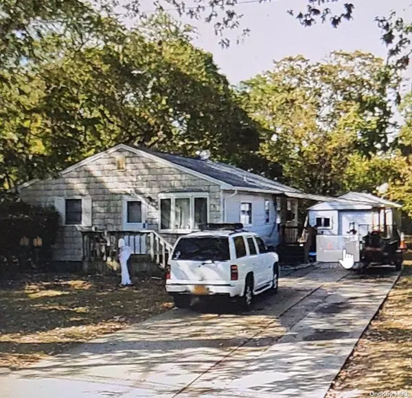 87 Gates AVE, Central Islip, NY 11722