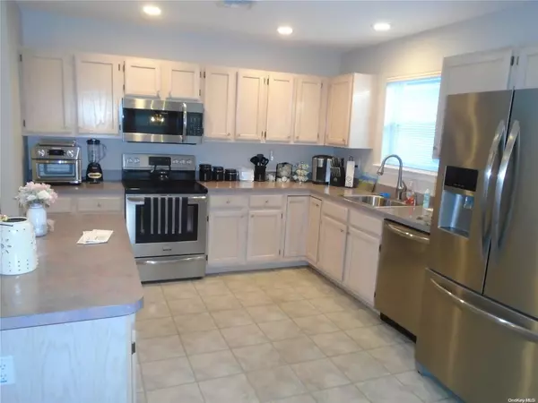 Manorville, NY 11949,5170 E Village CIR #E170