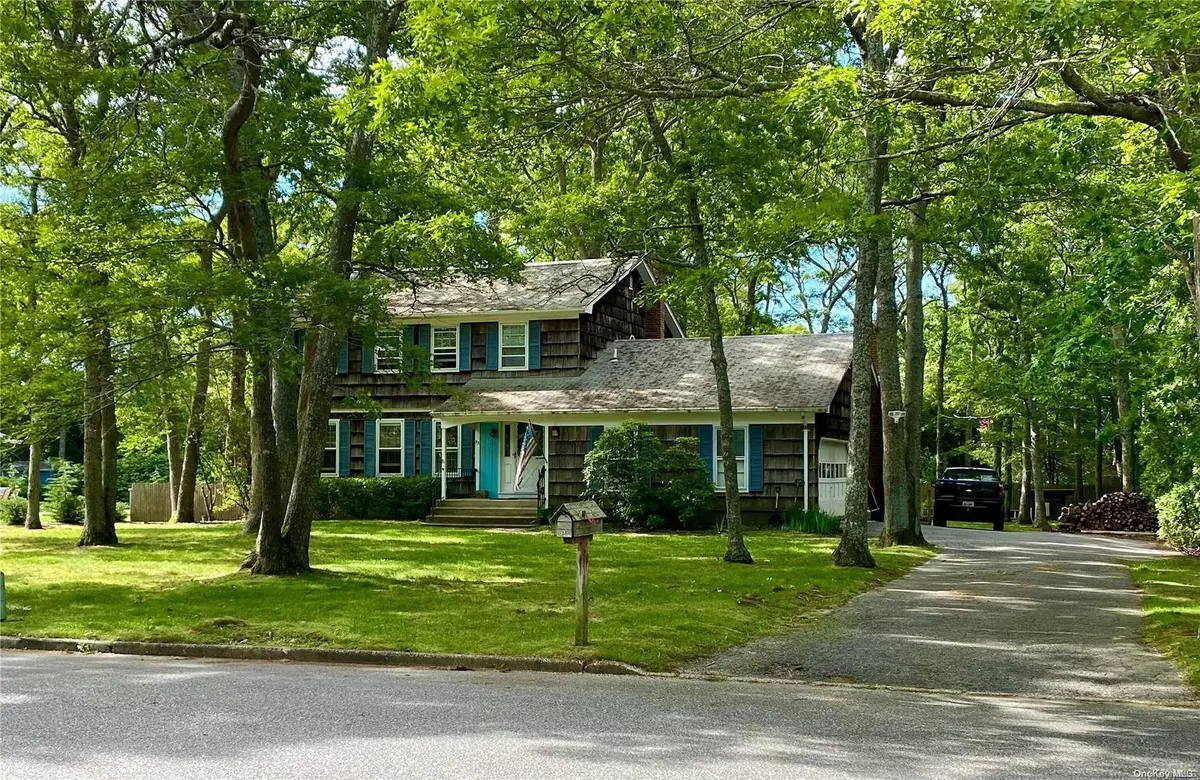 East Quogue, NY 11942,33 Eisenhower DR