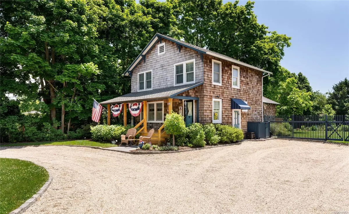 East Quogue, NY 11942,28 Vail AVE