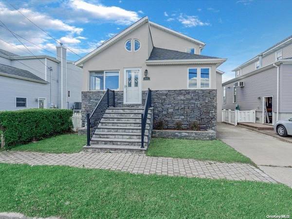 917 S 6th ST, Lindenhurst, NY 11757